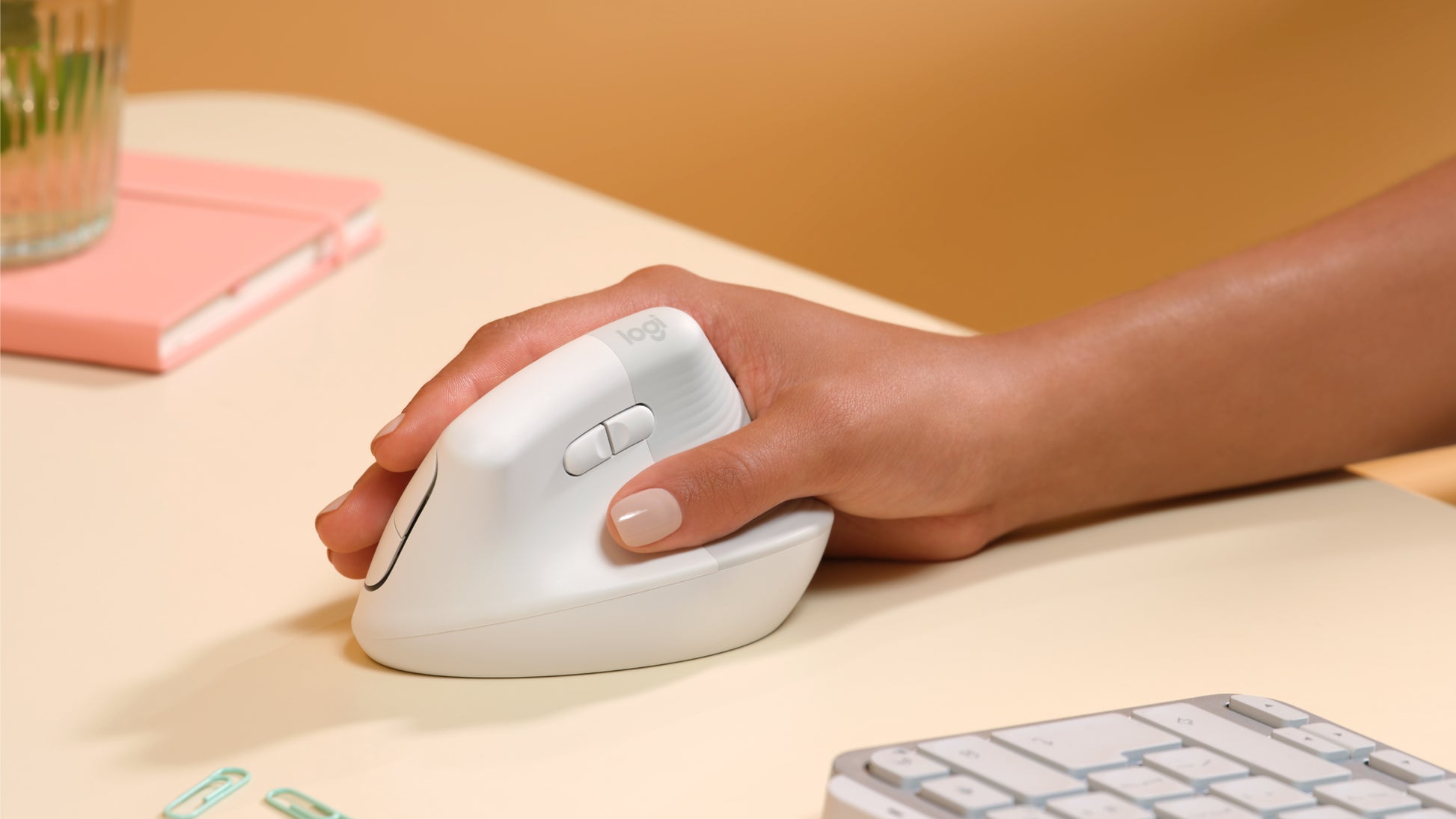 Logitech Lift Vertical Ergonomic Mouse - Ratón vertical - ergonómico - 6 botones - inalámbrico - 2.4 GHz Bluetooth - receptor de USB Logitech Logi Bolt - blanco hueso Guatemala
