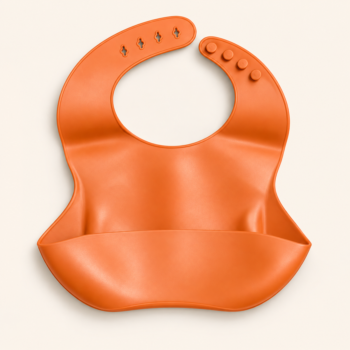 Babero ajustable con bolsillo — Naranja — fotografía retocada con IA