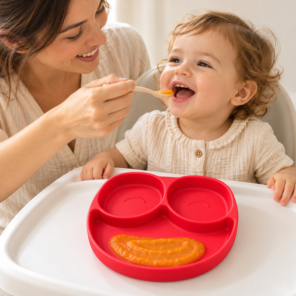 Plato infantil carita con 3 compartimentos y succión — Rojo — portada ambientada