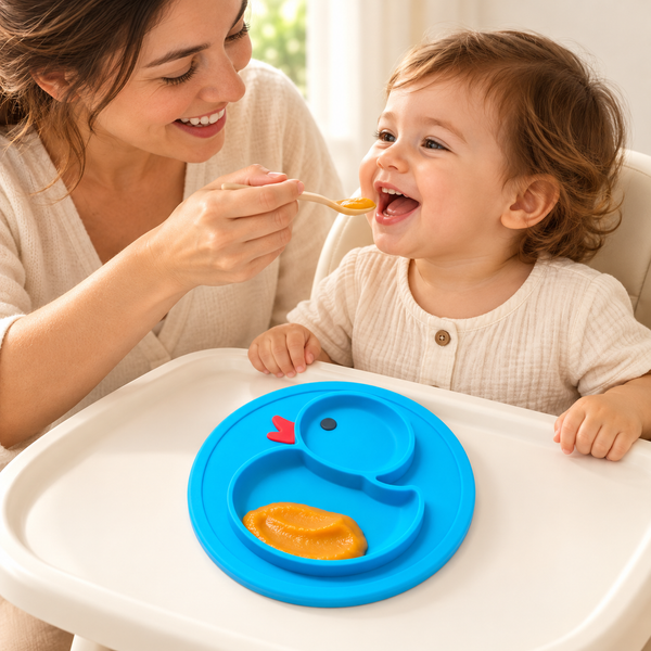 Plato infantil patito con 2 compartimentos — Azul — portada ambientada