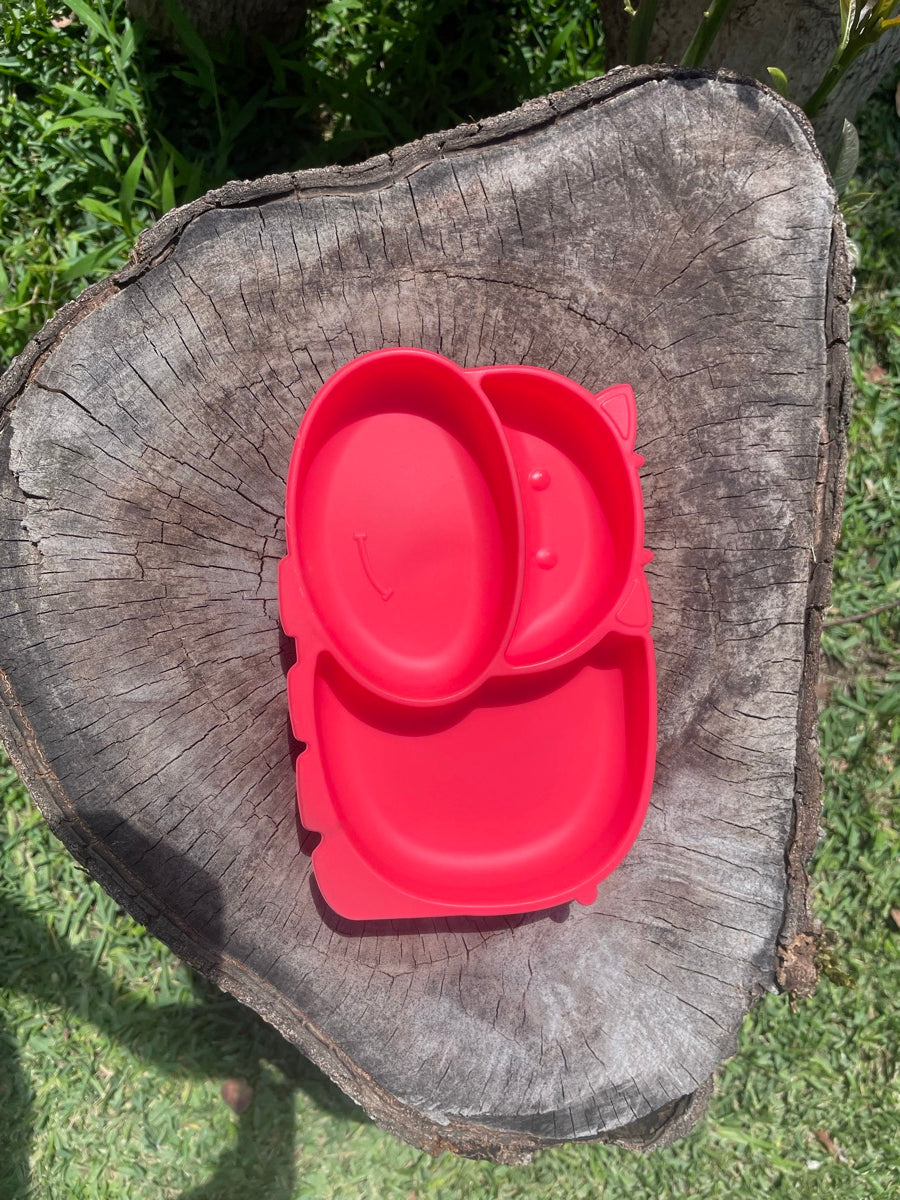 Plato infantil vaquita con compartimentos y succión — Rojo — fotografía original